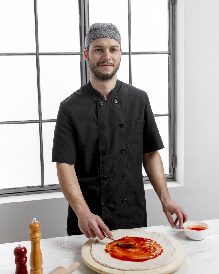 homme en cusine prêt à être formé